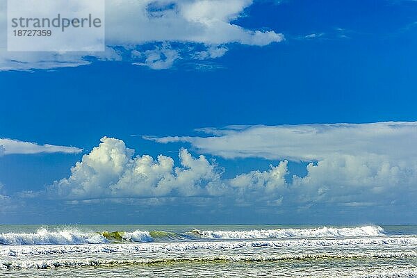 Wellen im farbenprächtigen Meer an einem sonnigen Tag am Praia do Sargi in Serra Grande  Südküste von Bahia