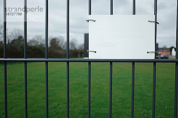 Leeres weißes Schild zur eigenen Gestaltung mit weißen Hintergrund