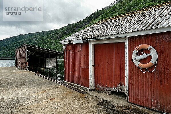 Alte Hütte am Fjord in Norwegen