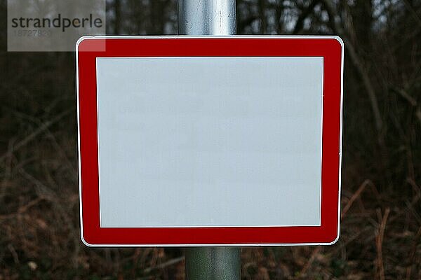 Leeres weißes Schild zur eigenen Gestaltung mit weißen Hintergrund