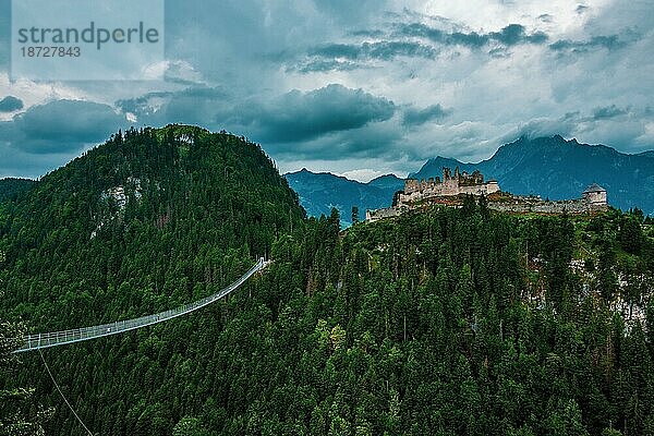 Die highline179  eine Fußgängerhängebrücke in Form einer Seilbrücke in Tirol  Österreich  Europa