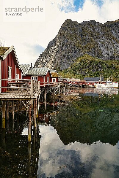 Traditionelle rote Rorbuer Hütten im Fischerdorf Reine  Lofoten Inseln  Norwegen  Europa