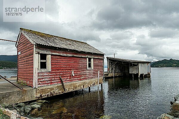 Alte Hütte am Fjord in Norwegen