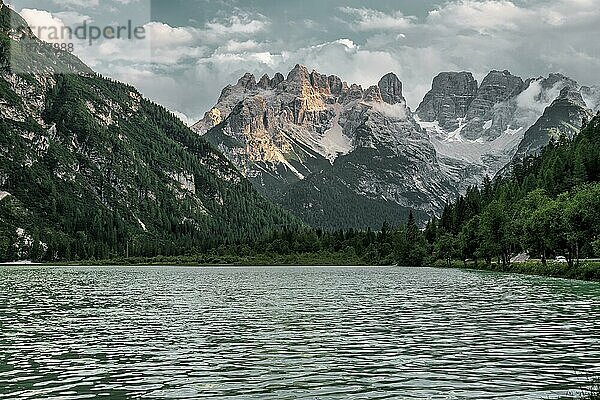 Blick über den See nach Süden in die Ampezzaner Dolomiten  Italien. Lago di Landro
