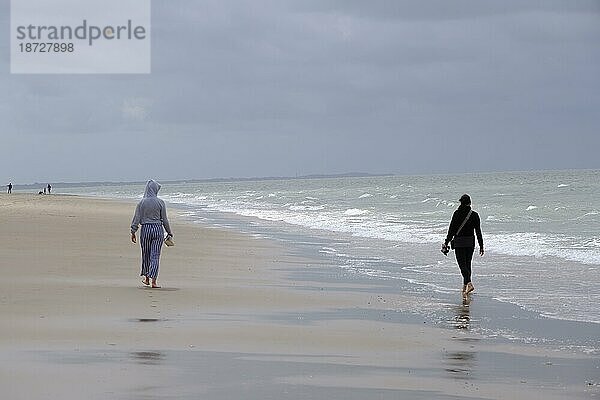 Zwei Menschen am Strand  Silhouette  Nordsee  Renesse  Niederlande  Europa