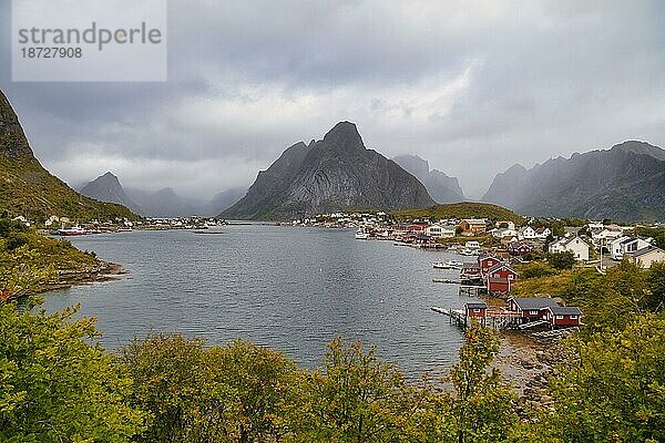 Traditionelle rote Rorbuer Hütten im Fischerdorf Reine  Lofoten Inseln  Norwegen  Europa