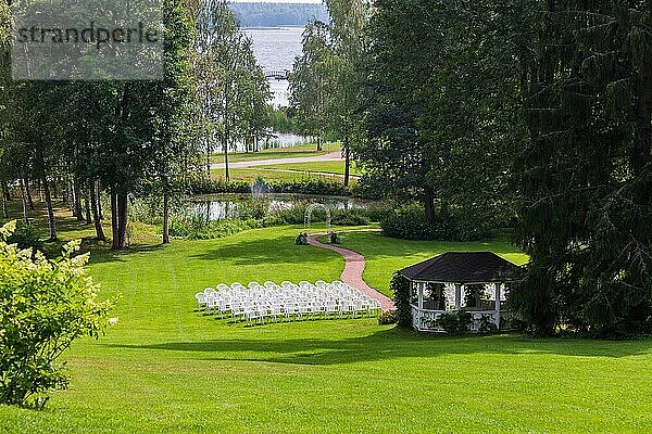 Natürlich schöne Hochzeit am Wasser in Finnland. Hochzeit Garten