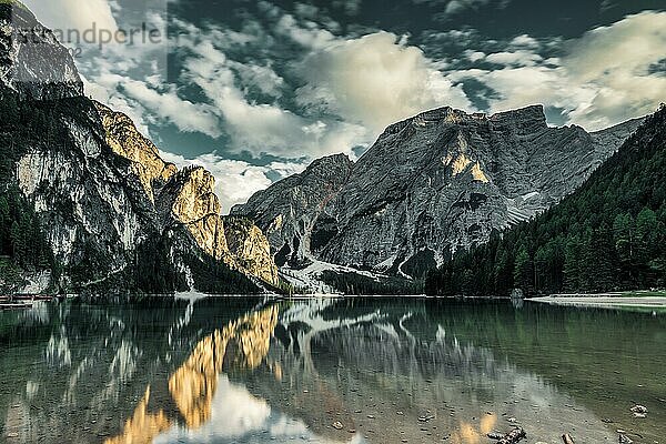 Pragser Wildsee  der größte natürliche Dolomitensee  Italien  Europa