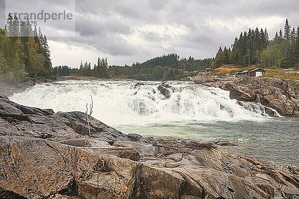 Wasserfall Laksforsen  Fluss Vefsna  Nordland  Norwegen  Europa