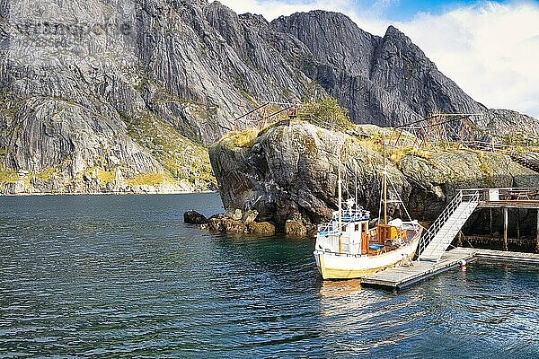 Fiscgerboot im Freilichtmuseum  Fischerdorf Nusfjord  Lofoten  Norwegen  Europa