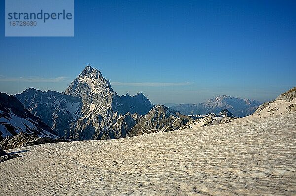 Der Gipfel des Watzmann von Süden im Frühsommer mit Altschneefeldern  Nationalpark Berchtesgaden  Deutschland  Europa