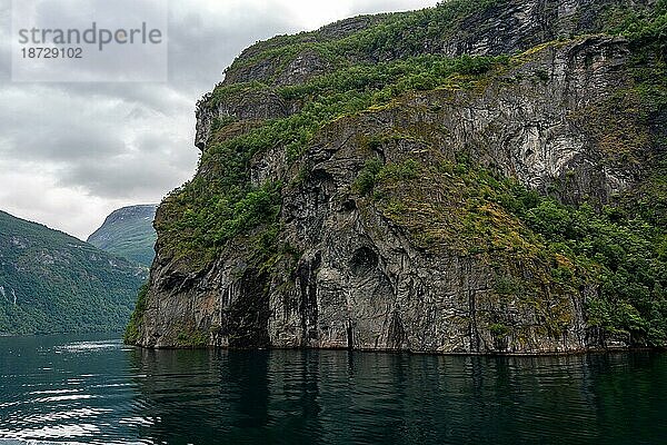 Fjord und Berglandschaft in Norwegen