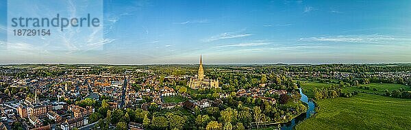 Luftbild-Panorama von der Stadt Salisbury mit der Salisbury Cathedral  Salisbury Wiltshire  England  Großbritannien  Europa