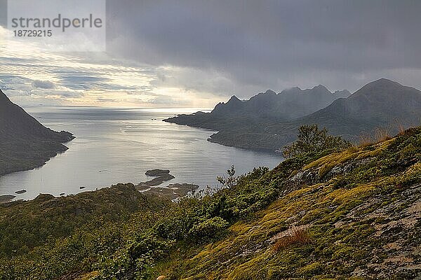 Landschaft der Insel Austvågøy  Ausblick vom Berg Keiservarden  Lofoten  Nordland  Norwegen  Europa