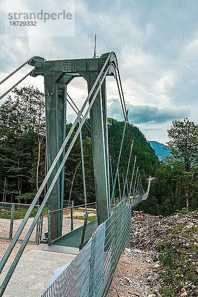 Die highline179  eine Fußgängerhängebrücke in Form einer Seilbrücke in Tirol  Österreich  Europa