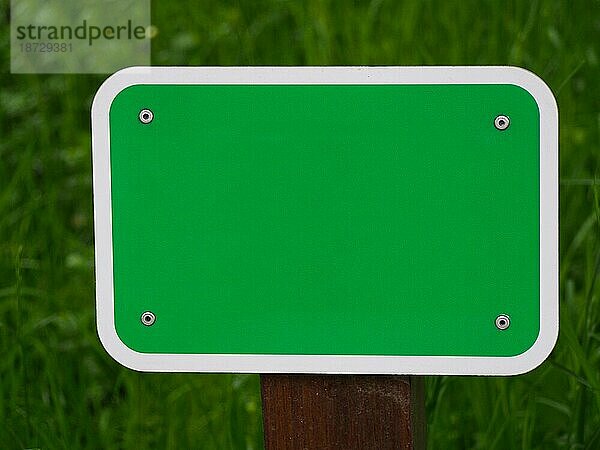 Leeres grünes Schild zur eigenen Gestaltung mit weißen Hintergrund