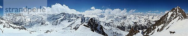 Hochauflösendes Panorama der Ötztaler Alpen im Frühjahr  Blick vom Ölgrubenkopf Richtung Wildspitze und Taschachferner links und das Gletscherdach des Gepatschferner in der Mitte  Tirol  Österreich  Europa