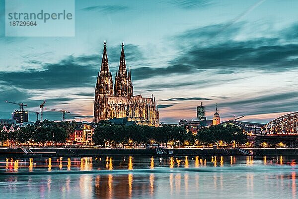 Panoramablick auf den Kölner Dom zur blaün Stunde  Deutschland  Europa