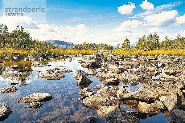 Flusslandschaft im Rondane Nationalpark  Norwegen  Europa