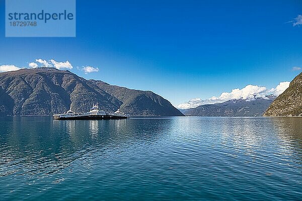 Fähre überquert den Sognefjord zwischen Fodnes und Manheller  Norwegen  Europa