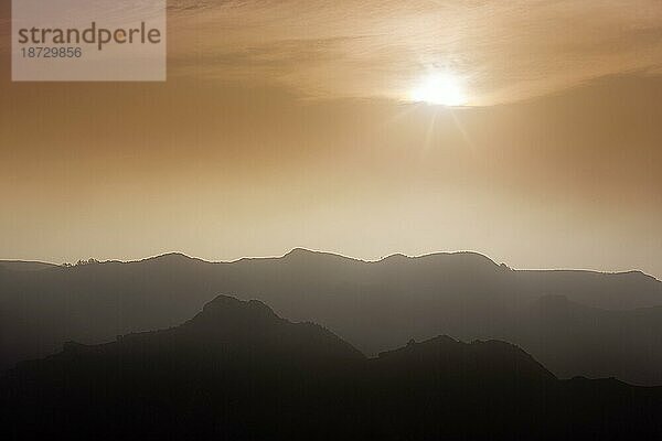 Sonnenuntergang hinter Wolken  Bergketten im Naturpark Anaga-Gebirge  Gegenlicht  La Laguna  Teneriffa  Spanien  Europa