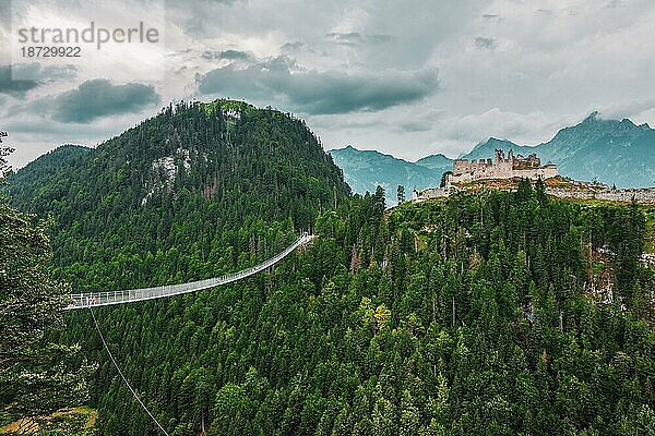 Die highline179  eine Fußgängerhängebrücke in Form einer Seilbrücke in Tirol  Österreich  Europa