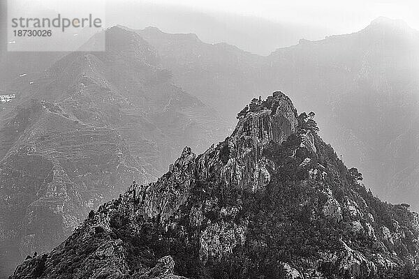 Felsformation im Abenddunst  mit Pinien bewachsen  Gegenlicht  Roque de los Pinos  Naturpark Anaga-Gebirge  monochrom  La Laguna  Teneriffa  Spanien  Europa