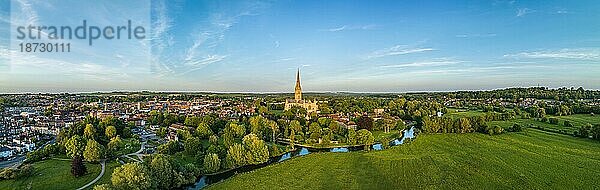 Luftbild-Panorama von der Stadt Salisbury mit der Salisbury Cathedral  Salisbury Wiltshire  England  Großbritannien  Europa