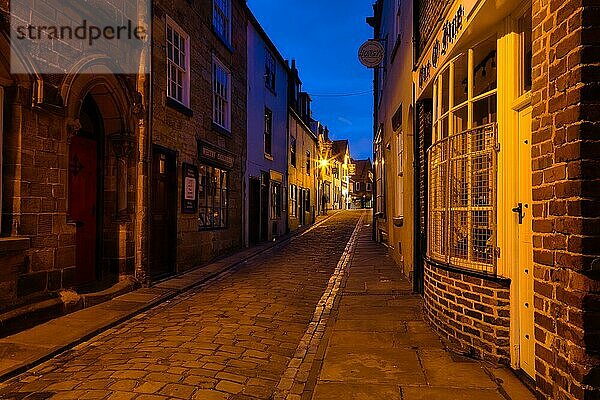 Traditionelle Kopfsteinpflasterstraße im historischen Stadtzentrum  Whitby  Yorkshire  England  Großbritannien  Europa