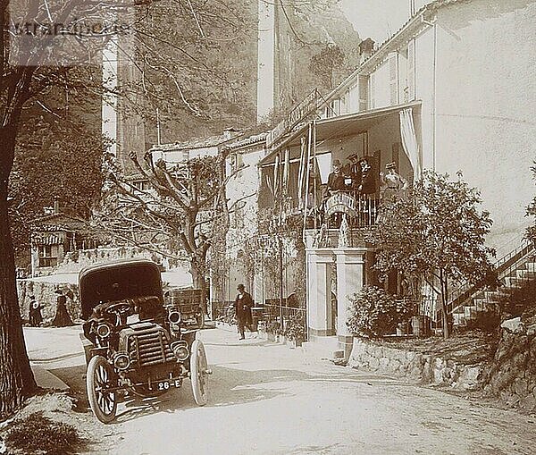 Geschichte des Automobil  Straßenansicht mit Auto in Pont du Loup  rechts eine Party in der Nähe eines Hotels  1903  Frankreich  digital restaurierte Reproduktion von einer Vorlage aus dem 19. bis 20. Jahrhundert  Europa