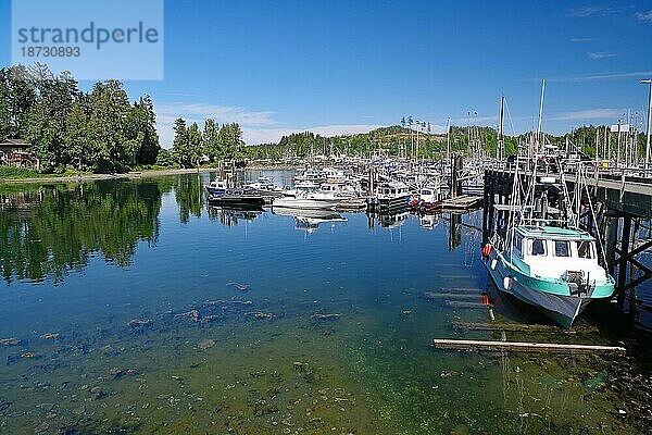 Kleine Fischerboote im ruhigen glasklaren Wasser  Ruhe  Stille  Vancouver Island  Nationalpark  Pazifik  Britisch-Kolumbien  Kanada  Nordamerika