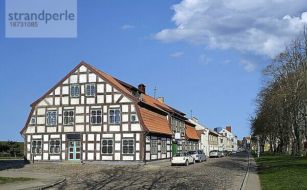 Typisches oder traditionelles Fachwerkhaus der mittelalterlichen Stadt Klaipeda  Litauen  und eine Straße mit Kopfsteinpflaster. Gebäude im deutschen Stil des Mittelalters  Europa