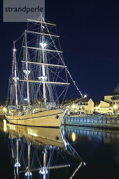 Segelboot vor Anker in der Altstadt von Klaipeda  Litauen  mit Abendbeleuchtung. Mittelalterliche Stadt und Barkentine Reflexion in ruhigen Gewässern  Europa