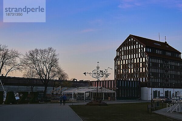 Schöner Sonnenuntergang in Klaipeda  Litauen  Hafengebiet und typisches Fachwerkgebäude im Frühling. Unterbelichtet  Silhouette  Europa