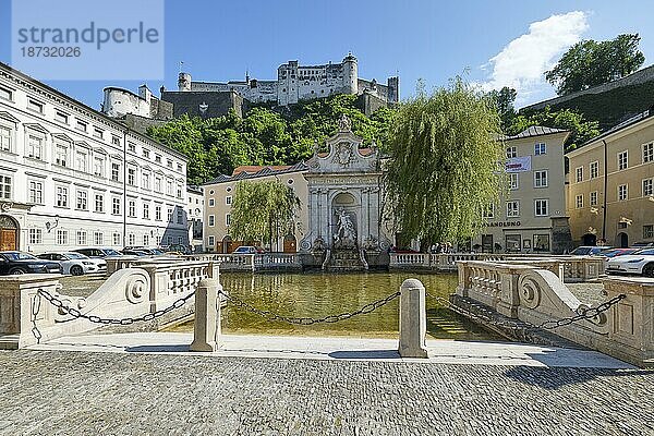 Kapitelschwemme im Hintergrund die Festung Hohen Salzburg  Brunnen  Altstadt  Salzburg  Österreich  Europa