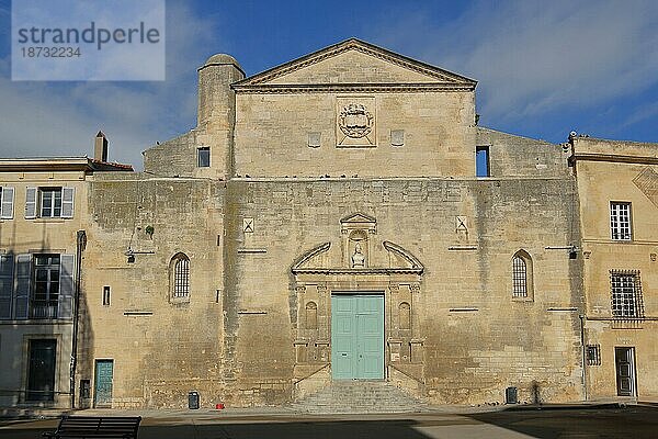 Romantische Ste-Anne Kirche am Place de la République  Kaiserplatz  Arles  Sainte  Saint  Bouches-du-Rhône  Camargue  Provence  Frankreich  Europa