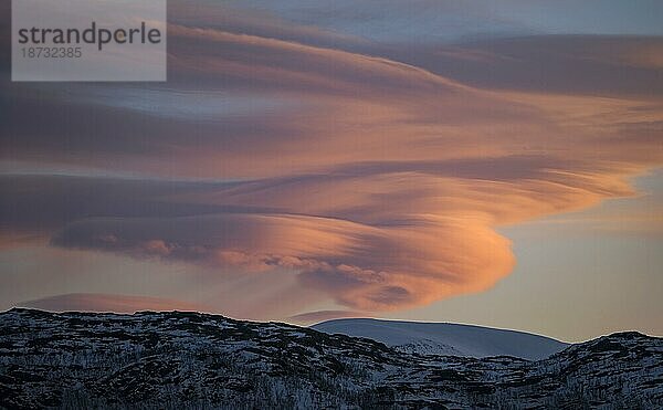 Linsenwolken  Altocumulus lenticularis im Winter in Norwegen