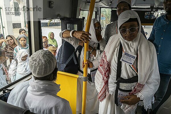 Hadsch Pilger in einem Bus auf dem Weg zum Flughafen nach Mekka  am 7. Juni 2023 in Guwahati  Indien. Die Hadsch Pilgerfahrt ist eine wichtige religiöse Reise  die von Millionen von Muslimen aus aller Welt unternommen wird. Sie gehört zu den Fünf Säulen des Islam und ist eine obligatorische gottesdienstliche Handlung für körperlich und finanziell leistungsfähige Muslime. Die Pilgerfahrt findet in Mekka  Saudi Arabien  während des islamischen Monats Dhul Hijjah statt  GUWAHATI  INDIEN  7. JUNI