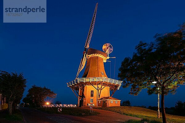 Greetsiel ist ein Ortsteil der Gemeinde Krummhörn im Landkreis Aurich in Niedersachsen. Greetsieler Zwillingsmühlen