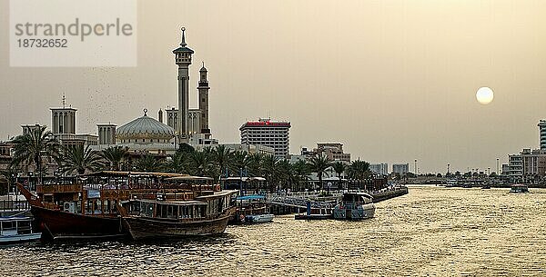 Der Dubai Creek ist ein natürlicher Meeresarm des Persischen Golfes  welcher die Stadt Dubai in die Stadtteile Bur Dubai und Deira teilt