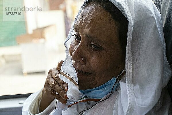 Hadsch Pilger in einem Bus auf dem Weg zum Flughafen nach Mekka  am 7. Juni 2023 in Guwahati  Indien. Die Hadsch Pilgerfahrt ist eine wichtige religiöse Reise  die von Millionen von Muslimen aus aller Welt unternommen wird. Sie gehört zu den Fünf Säulen des Islam und ist eine obligatorische gottesdienstliche Handlung für körperlich und finanziell leistungsfähige Muslime. Die Pilgerfahrt findet in Mekka  Saudi Arabien  während des islamischen Monats Dhul Hijjah statt  GUWAHATI  INDIEN  7. JUNI