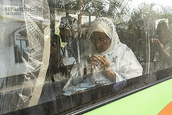 Hadsch Pilger in einem Bus auf dem Weg zum Flughafen nach Mekka  am 7. Juni 2023 in Guwahati  Indien. Die Hadsch Pilgerfahrt ist eine wichtige religiöse Reise  die von Millionen von Muslimen aus aller Welt unternommen wird. Sie gehört zu den Fünf Säulen des Islam und ist eine obligatorische gottesdienstliche Handlung für körperlich und finanziell leistungsfähige Muslime. Die Pilgerfahrt findet in Mekka  Saudi Arabien  während des islamischen Monats Dhul Hijjah statt  GUWAHATI  INDIEN  7. JUNI