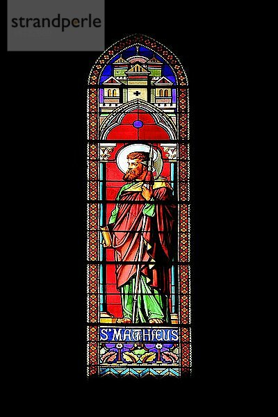 Glasfenster mit Matthäus von Saint-Dame-du-Bon-Remède Kirche  Saint-Michel-de-Frigolet  St  Klosterkirche  Innenansicht  Kirchenfenster  Glasmalerei  Kunsthandwerk  Heiliger  Figur  bunt  schwarz  Apostel  Inschrift  Alpilles  Alpillen  Tarascon  Bouches-du-Rhône  Provence  Frankreich  Europa