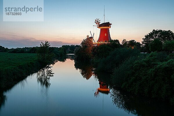 Greetsiel ist ein Ortsteil der Gemeinde Krummhörn im Landkreis Aurich in Niedersachsen. Greetsieler Zwillingsmühlen