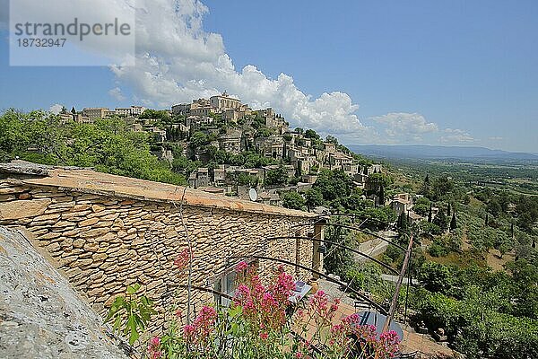 Blick auf Stadtbild vom Bergdorf Gordes  Ausblick  Haus  Blumen  Luberon  Vaucluse  Provence  Frankreich  Europa