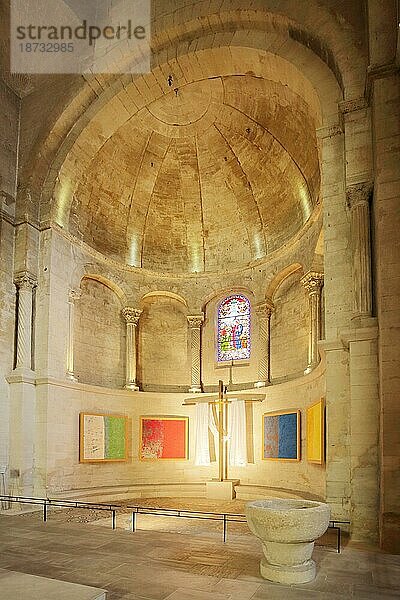 Innenansicht vom Altarraum der romanischen Notre-Dame Kirche  Saint-Paul-Trois-Châteaux  St  Altar  Dekoration  Drôme  Tricastin  Provence  Frankreich  Europa