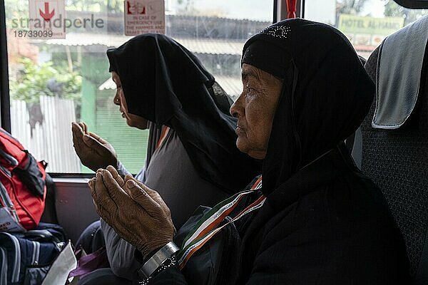 Hadsch Pilger in einem Bus auf dem Weg zum Flughafen nach Mekka  am 7. Juni 2023 in Guwahati  Indien. Die Hadsch Pilgerfahrt ist eine wichtige religiöse Reise  die von Millionen von Muslimen aus aller Welt unternommen wird. Sie gehört zu den Fünf Säulen des Islam und ist eine obligatorische gottesdienstliche Handlung für körperlich und finanziell leistungsfähige Muslime. Die Pilgerfahrt findet in Mekka  Saudi Arabien  während des islamischen Monats Dhul Hijjah statt  GUWAHATI  INDIEN  7. JUNI