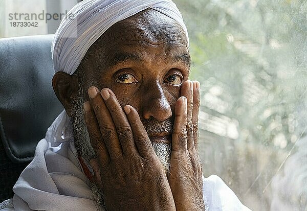 Hadsch Pilger in einem Bus auf dem Weg zum Flughafen nach Mekka  am 7. Juni 2023 in Guwahati  Indien. Die Hadsch Pilgerfahrt ist eine wichtige religiöse Reise  die von Millionen von Muslimen aus aller Welt unternommen wird. Sie gehört zu den Fünf Säulen des Islam und ist eine obligatorische gottesdienstliche Handlung für körperlich und finanziell leistungsfähige Muslime. Die Pilgerfahrt findet in Mekka  Saudi Arabien  während des islamischen Monats Dhul Hijjah statt  GUWAHATI  INDIEN  7. JUNI