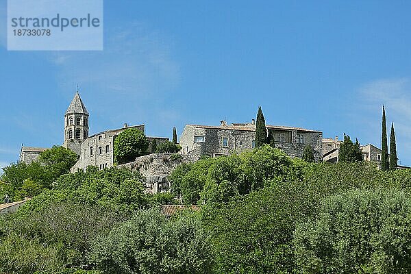 Blick auf Bergdorf La Garde-Adhémar mit St-Michel Kirche  Saint  Drôme  Tricastin  Provence  Frankreich  Europa