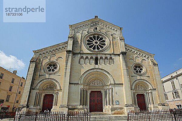 St-Paul Kirche erbaut 1845  Saint  Kathedrale  Rosette  Nîmes  Gard  Provence  Frankreich  Europa
